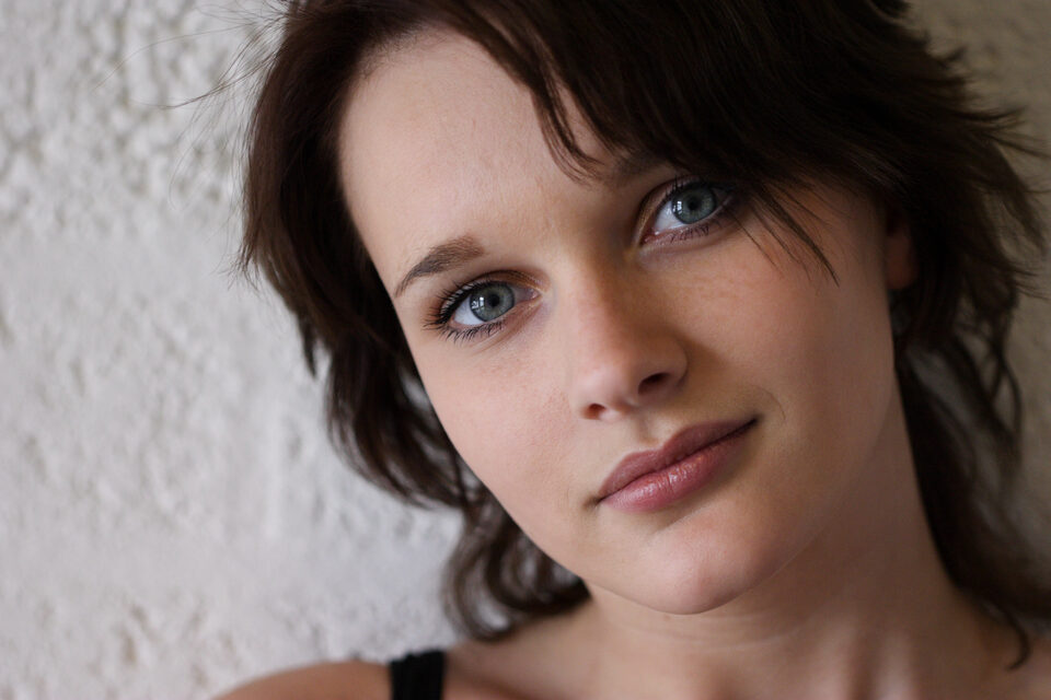 Brenda - f/2.8, 1/60s, 400 ISO @ 100mm Brenda - f/2.8, 1/60s, 400 ISO @ 100mm