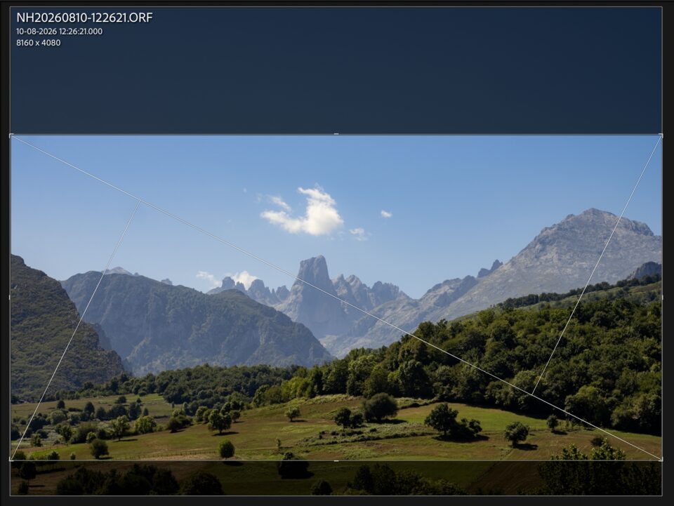Heb je voldoende groothoek? Dan kan je een panorama croppen. Met 8160 pixels langste zijde is daarvoor meer dan voldoende resolutie beschikbaar.