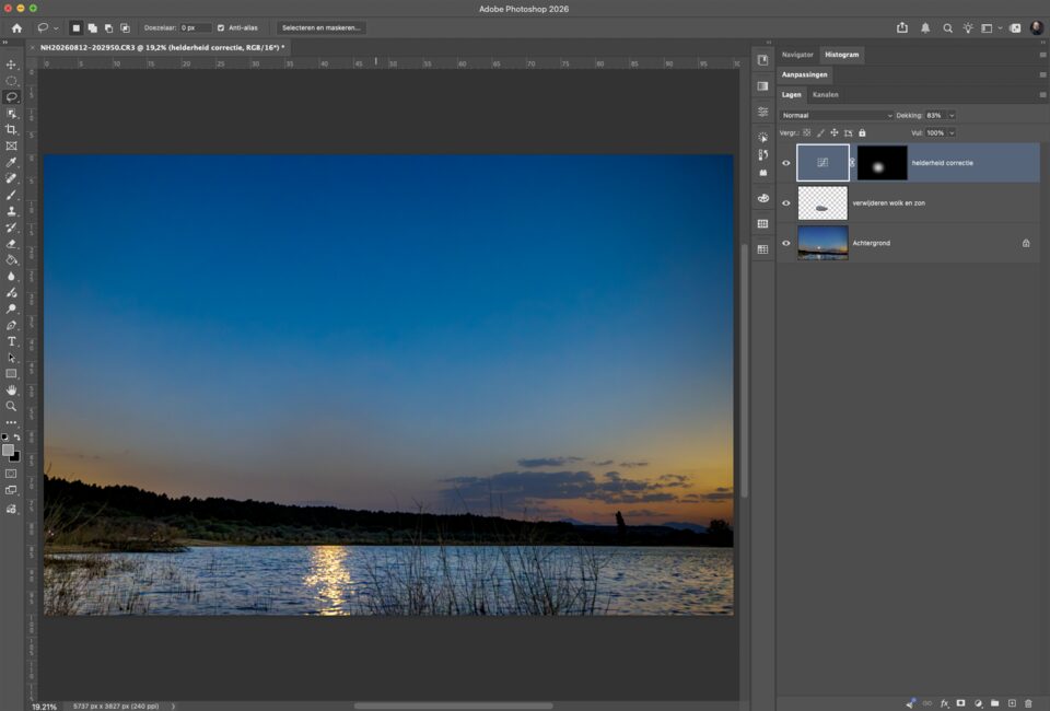 Om de compilatie eenvoudiger te maken is de zon en wolkenband verwijderd in Photoshop. Gebruik jouw favoriete verwijderingsgereedschappen.