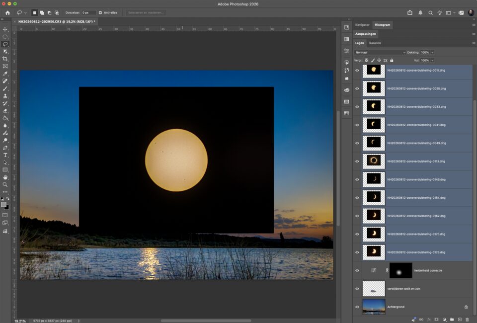 Leg alle foto's van de zonsverduistering als lagen op de basisfoto en pas de grootte van de zonneschijf aan naar eigen wensen.