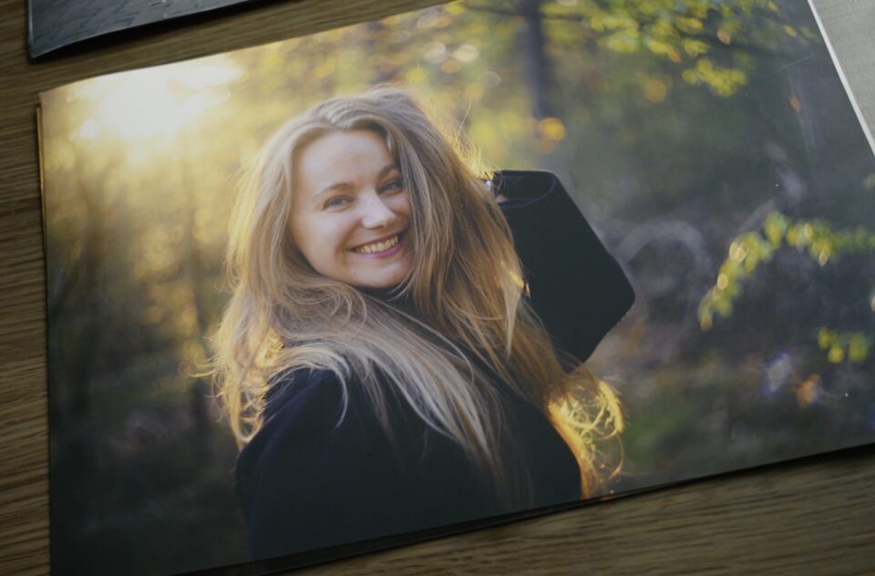 Een portretfoto in kleur, afgedrukt op Fujifilm Velvet.