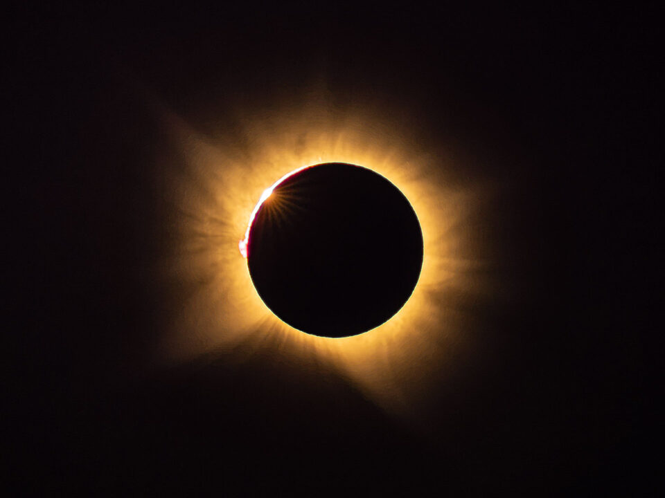 De zonnecorona met een duidelijke zonnevlam aan de linkerkant. - f/5.6, 1/60s, 200 ISO @ 400mm De zonnecorona met een duidelijke zonnevlam aan de linkerkant. - f/5.6, 1/60s, 200 ISO @ 400mm