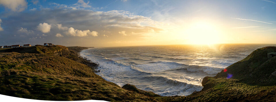 Extreme verschillen in helderheid zijn op te vangen met een belichtingstrapje per beeld voor het panorama. Gebruik de Auto Exposure Bracketing van je camera.