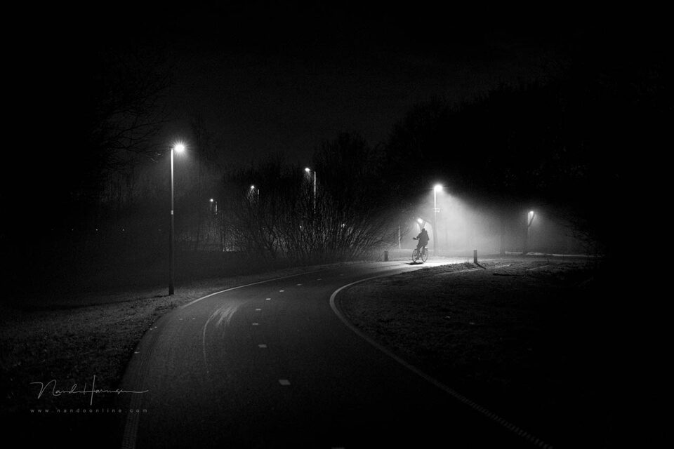 Nando fietser onderweg - f/2, 1/40s, 12800 ISO @ 45mm Nando fietser onderweg - f/2, 1/40s, 12800 ISO @ 45mm