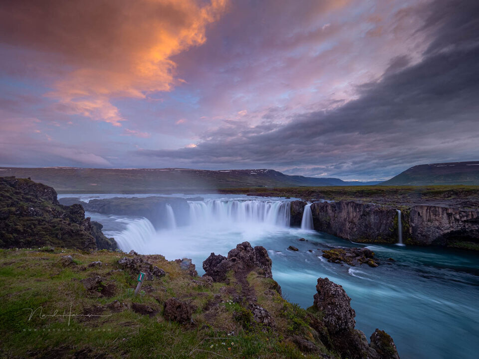 Go∂afoss in IJsland. Haal jij het verbodsbordje weg? Go∂afoss in IJsland. Haal jij het verbodsbordje weg?