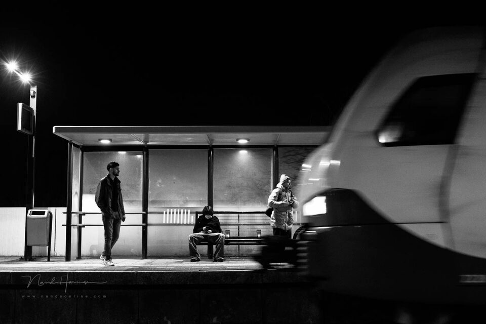 Nando op het perron - f/2.8, 1/50s, 6400 ISO @ 45mm Nando op het perron - f/2.8, 1/50s, 6400 ISO @ 45mm