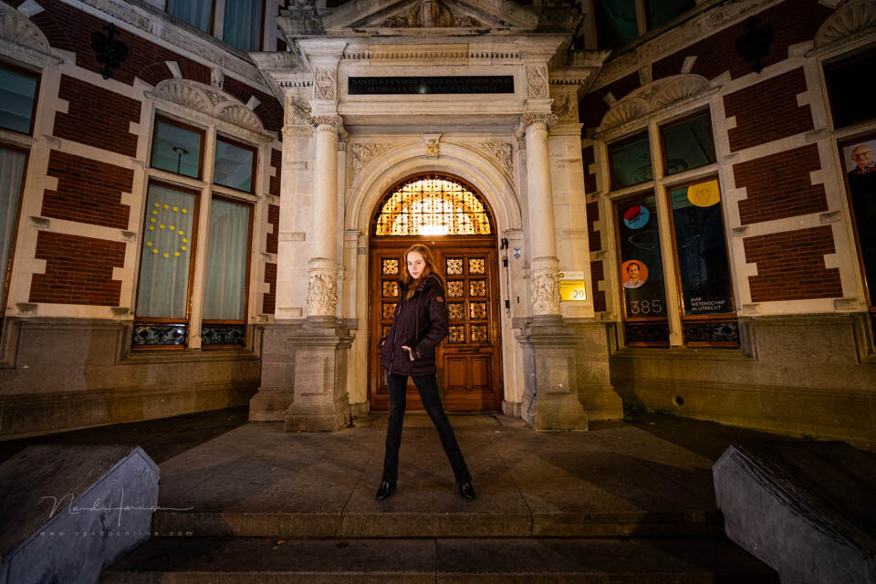 Gewoon midden in beeld. Dat geeft het beste gevoel bij deze foto - f/2.8, 1/15s, 3200 ISO @ 15mm Gewoon midden in beeld. Dat geeft het beste gevoel bij deze foto - f/2.8, 1/15s, 3200 ISO @ 15mm