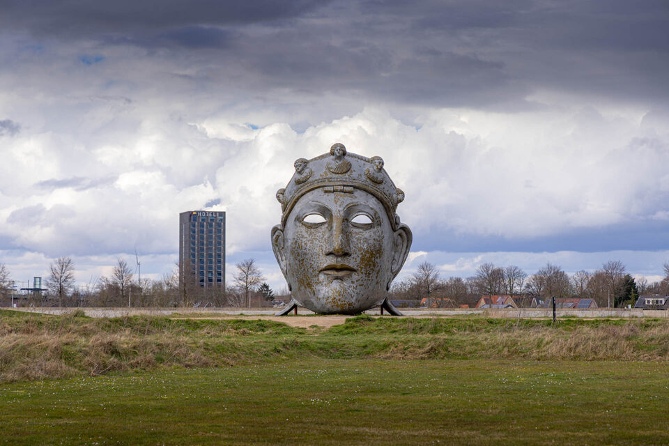Ingezoomd tot 105 mm, maar wel met het onderwerp even groot in beeld door verder weg te staan. Nu wordt de achtergrond groter weergegeven. De afstanden lijken nu 'gecomprimeerd'.