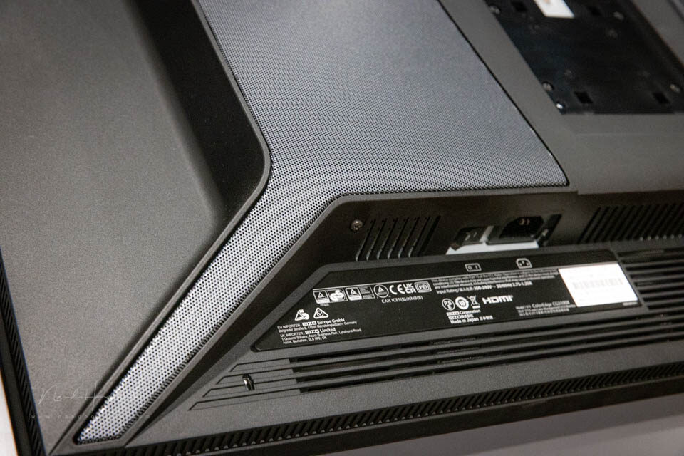 De achterzijde heeft een hoofdschakelaar, indien je de monitor niet in stand-by wilt hebben. De achterzijde heeft een hoofdschakelaar, indien je de monitor niet in stand-by wilt hebben.