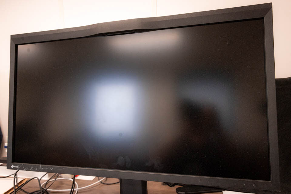 Het matte beeldscherm is geen spiegel, maar licht reflecteert er toch in. Pas op voor vingerafdrukken. Die zijn eenvoudig weg te poetsen, natuurlijk. Het matte beeldscherm is geen spiegel, maar licht reflecteert er toch in. Pas op voor vingerafdrukken. Die zijn eenvoudig weg te poetsen, natuurlijk.