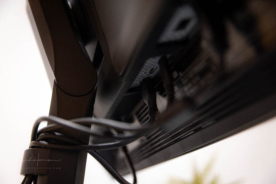 De belangrijkste aansluitingen zitten achterop. Kantel de monitor naar achteren om erbij te kunnen. De belangrijkste aansluitingen zitten achterop. Kantel de monitor naar achteren om erbij te kunnen.