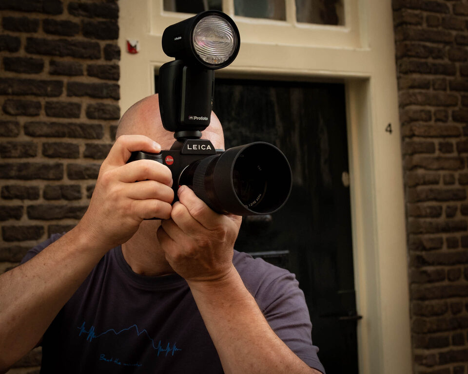 Zorg voor een stabiele houding en ondersteun de camera correct.