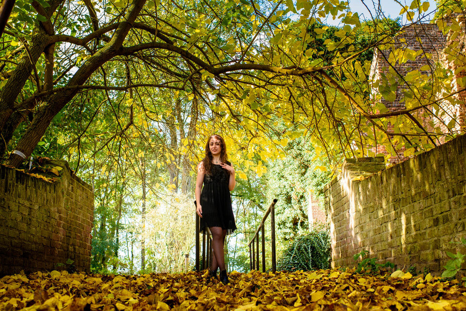 Modelfotografie in herfstthema (model Arezou) - f/4.5, 1/160s, 200 ISO @ 35mm
