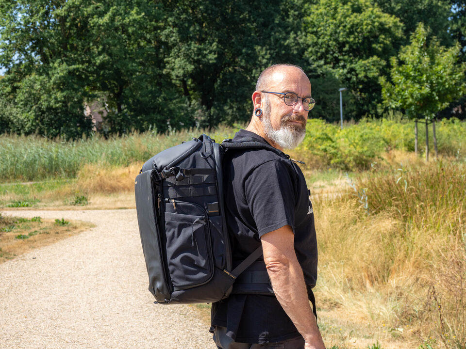 De rugzak is diep, maar draagt comfortabel.