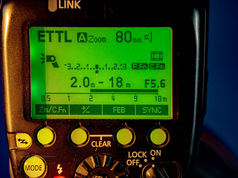 Met de flitser op de camera moet voor elke foto de juiste flitskracht gemeten worden. Doe dit met TTL-flits. Met de flitser op de camera moet voor elke foto de juiste flitskracht gemeten worden. Doe dit met TTL-flits.